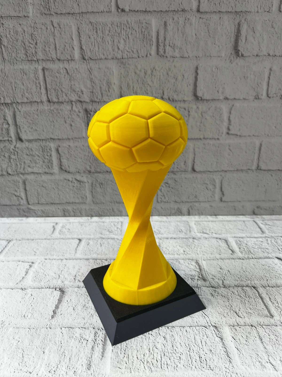 Futbol Toplu Sari Kupa 21cm Masaustu Dekor Odul Figuru 355706774 Sw1200sh1600 700x933 Futbol Toplu Sarı Kupa 21cm Masaüstü Dekor Ödül Figürü najmaddin.com minimal çizgileri ve modern görünümüyle dekorasyon alanında fark yaratmak isteyenlere hitap eder. Futbol topu şeklindeki üst bölümü