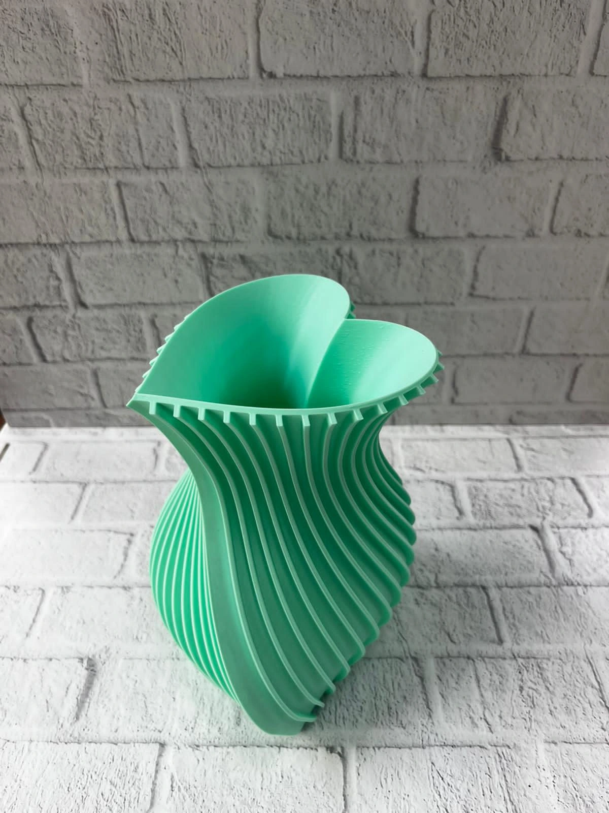 Kalpli Turkuaz Dekoratif Vazo 24 Cm Modern Sik Tasarim 380239033 Sw1200sh1600 700x933 Kalpli Turkuaz Dekoratif Vazo 24 cm Modern Şık Tasarım najmaddin.com modern çizgilere sahip spiral yüzey yapısıyla dekorasyonun yıldız parçalarından biri olmaya adaydır. Hem büyük boyutlu oluşu hem de dikkat çekici turkuaz tonu sayesinde yaşam alanınıza enerjik ve ferah bir hava katar. Vazo