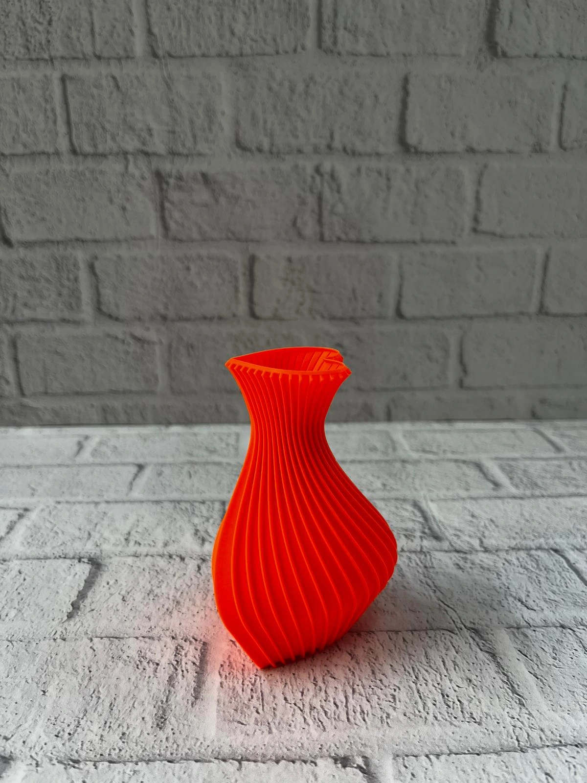 Kalpli Turuncu Dekoratif Vazo 11 Cm Modern Sik Masaustu Aksesuar 365442916 Sw1200sh1600 700x933 Kalpli Turuncu Dekoratif Vazo 11 cm Modern Şık Masaüstü Aksesuar najmaddin.com modern çizgileri ve dikkat çekici rengiyle dekorasyonunuza enerjik bir dokunuş katmak için tasarlanmıştır. Kalp formundaki ağız kısmı ve spiral hatlara sahip gövdesi