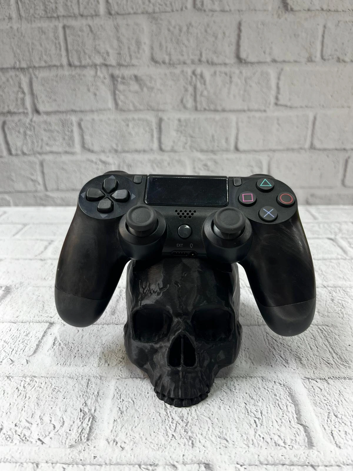 Kurukafa Gamepad Tutucu Ergonomik Dayanikli Tasarim 331417842 Sw1200sh1600 700x933 Kurukafa Gamepad Tutucu ergonomik dayanıklı tasarım najmaddin.com şık ve karizmatik tasarımıyla oyun alanınıza hem düzen hem de karakter kazandırır. 7x11 cm ölçülerindeki kompakt yapısı sayesinde masanızda fazla yer kaplamazken