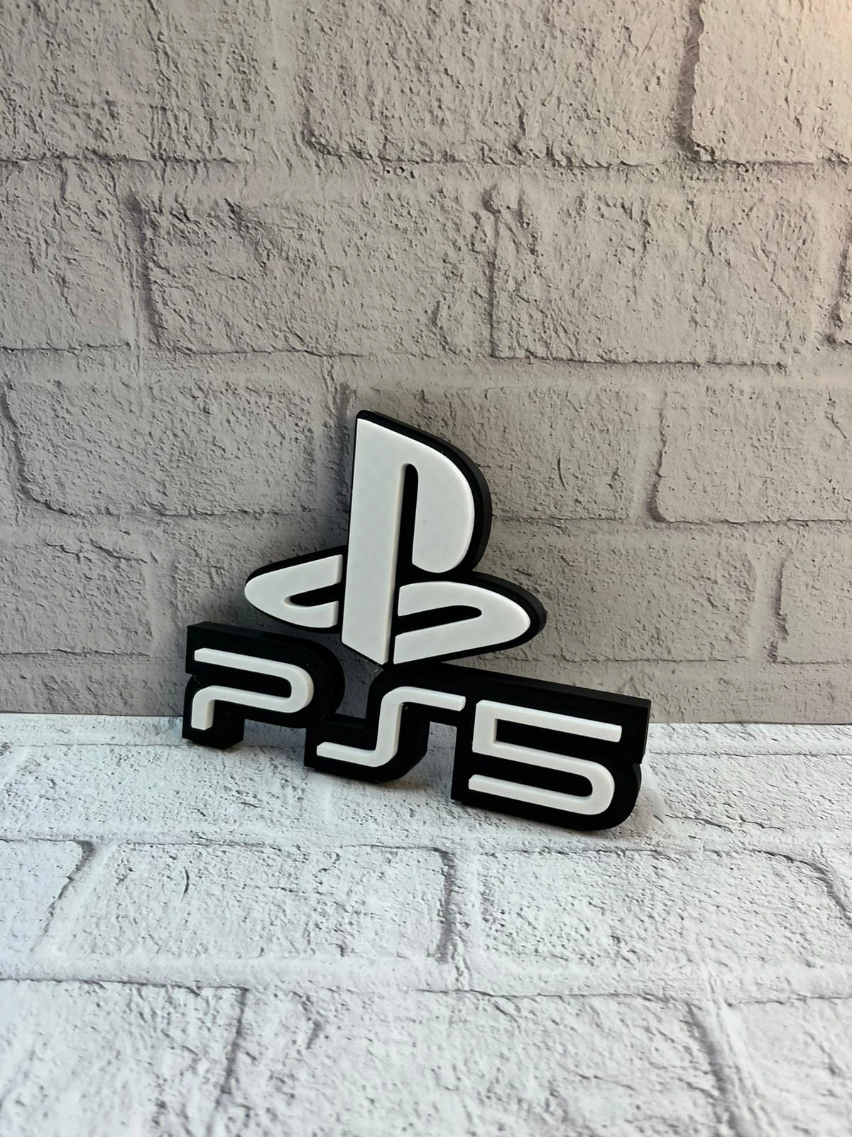 Playstation 5 Logo Duvar Dekoru Minimal Tasarim 1612 Cm 378278210 Sw1200sh1600 700x933 PlayStation 5 Logo Duvar Dekoru Minimal Tasarım 16×12 cm najmaddin.com modern yaşam alanlarına oyun kültürünü estetik bir şekilde taşır. Kompakt ölçüsü sayesinde tek başına kullanılabildiği gibi farklı duvar süsleriyle birlikte de kombinlenebilir. Oyun odası