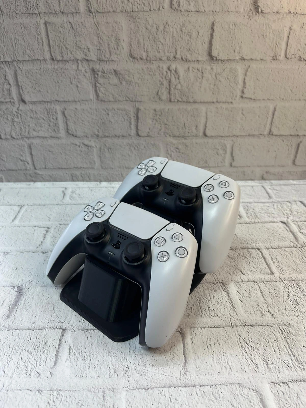 Siyah Ikili Gamepad Tutucu 7x18 Cm Oyun Aksesuari 331646758 Sw1200sh1600 700x933 Siyah İkili Gamepad Tutucu 7x18 cm Oyun Aksesuarı najmaddin.com modern ve minimal tasarımıyla oyun alanlarında düzen sağlamak isteyenler için şık bir çözümdür. 7x18 cm ölçüsü sayesinde masa ve raf gibi alanlarda rahatlıkla kullanılabilir. Kompakt yapısı