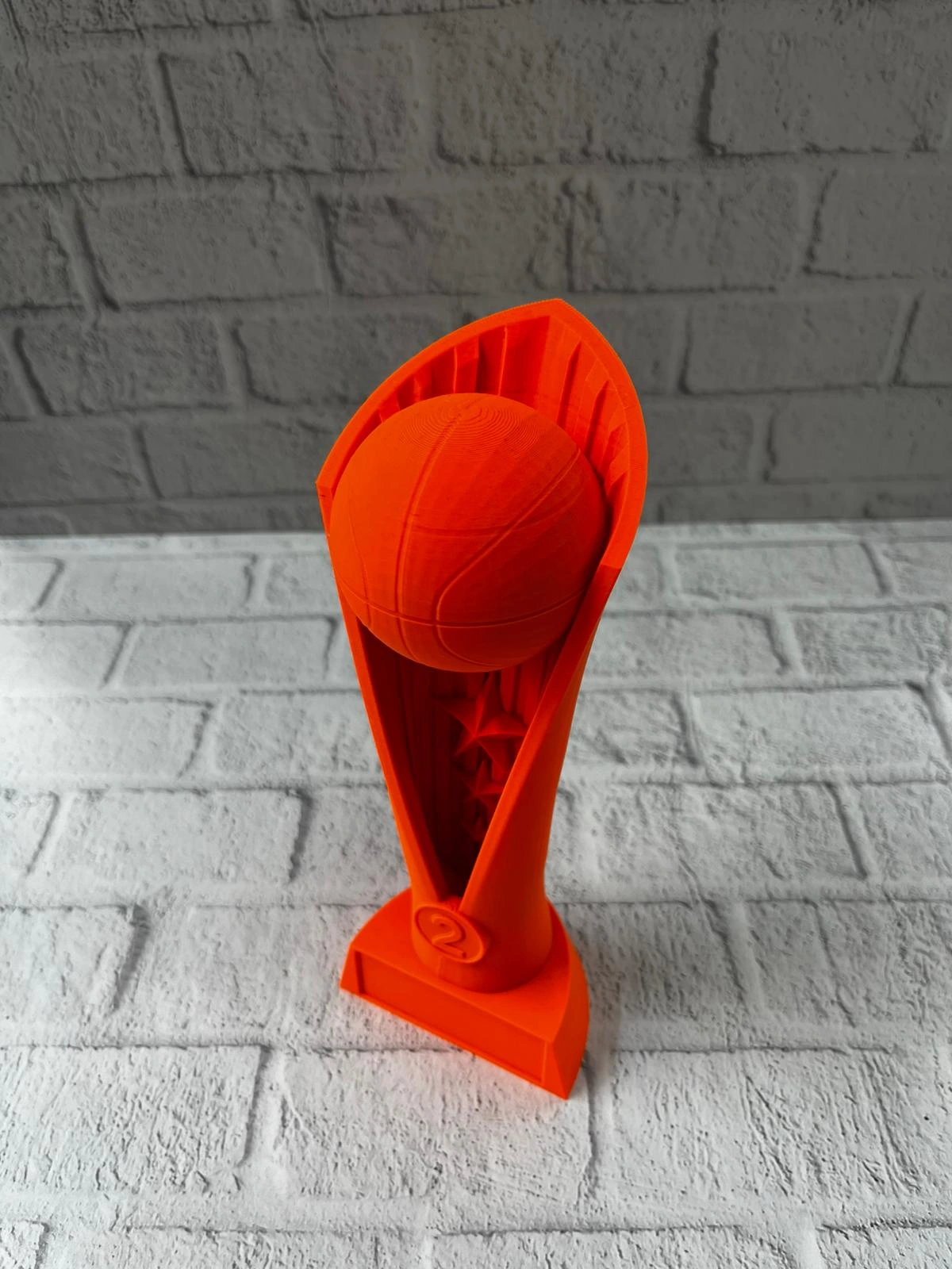 Turuncu Kupa 23cm Basketbol Temali Dekoratif Odul Biblosu 364503839 Sw1200sh1600 700x933 Turuncu Kupa 23cm Basketbol Temalı Dekoratif Ödül Biblosu najmaddin.com basketbol temalı modern tasarımıyla hem spor severlere hem de dekorasyon tutkunlarına hitap eden özel bir masaüstü biblosudur. Üst kısmındaki basketbol topu detayı ve yıldız motifli gövdesi