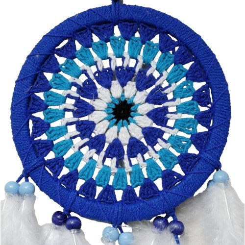 nazar boncuğu desenli motif yapısı ve bol kuş tüyü detaylarıyla dikkat çeker. MDF üzerine sarılmış lacivert ip ile hazırlanan yuvarlak form