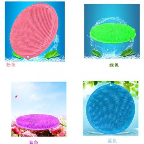 562741421992 4 500x500 1 Yuvarlak Vantuzlu Banyo Sırt Kese Matı 26 cm najmaddin.com ulaşılması zor bölgeleri kolayca temizlemenizi sağlar. Vantuzlu tasarımı sayesinde banyo zeminine veya duvarına sabitlenir; ellerinizi kullanmadan sırtınızı rahatça keseleyebilirsiniz. 26 cm çapındaki geniş yüzeyi ile etkili temizlik sunar ve cilt üzerinde kan dolaşımını artırarak ferahlık hissi yaratır. Dayanıklı malzemesi