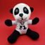 Sevdiklerinize hem eğlenceli hem de sevimli bir hediye vermek istiyorsanız tişörtlü panda oyuncak tam size göre! Yumuşacık pelüş yapısı ve espirili baskılı tişörtü sayesinde büyükten küçüğe herkesin dikkatini çeker. Panda tasarımlı bu özel oyuncak