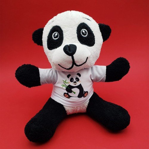 Sevdiklerinize hem eğlenceli hem de sevimli bir hediye vermek istiyorsanız tişörtlü panda oyuncak tam size göre! Yumuşacık pelüş yapısı ve espirili baskılı tişörtü sayesinde büyükten küçüğe herkesin dikkatini çeker. Panda tasarımlı bu özel oyuncak
