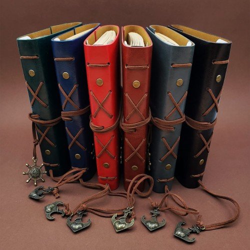 562741423178 2 500x500 1 Deri Pusula Tasarımlı Defter najmaddin.com sevgililer ve eşler için anlamlı bir hediye seçeneğidir. İlk günden bugüne anılarınızı kaydedebilir