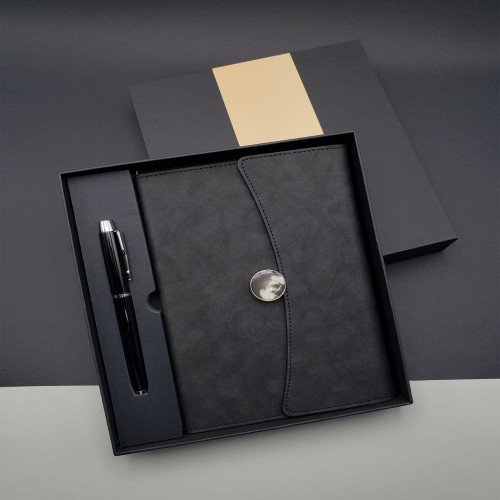 562741423599 5 500x500 1 Özel Kutulu Deri Defter Ve Roller Kalem Seti najmaddin.com hediye edeceğiniz kişinin beğenisini kazanacak şık ve kaliteli bir settir. Çizgili defter ve metal kalemin zarif tasarımı