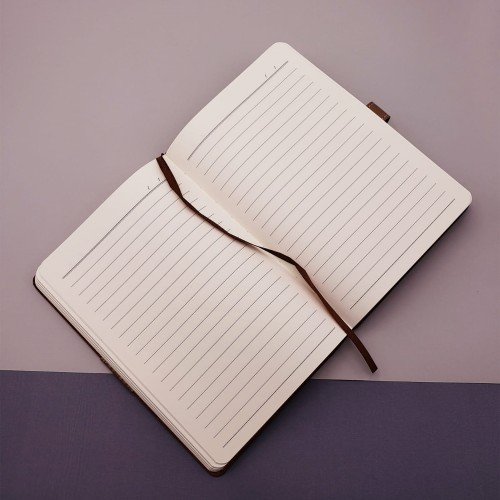 562741423642 2 500x500 1 Tarihsiz Ajanda Deri Defter najmaddin.com şık rengi ve göz alıcı tasarımıyla dikkat çeken trend defter modellerindendir. Sevdiklerinize özel bir hediye veya promosyon amaçlı tercih edebileceğiniz bu çizgili ajanda