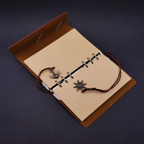 562741423758 4 500x500 1 Deri Pusula Tasarımlı Defter Ve Metal Kalem Seti najmaddin.com şık ve farklı bir hediye seçeneği sunar. Deri pusula baskılı defter ve yanında bulunan metal roller kalem ile sevdiklerinize anlamlı ve eşsiz bir hediye verebilirsiniz. Öğretmenler günü