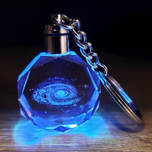 şık tasarımı ve dikkat çekici görünümü ile son dönemlerin trend aksesuarlarından biridir. Kristalın içinde yer alan galaxy gezegen motifi