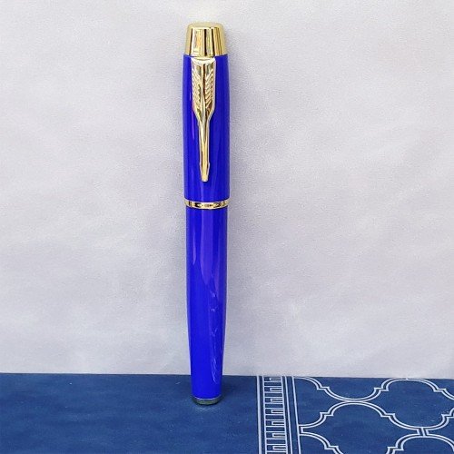 şık görünümü ve modern tasarımıyla dikkat çeken özel kalem modellerinden biridir. Mavi ve gold renklerin uyumu