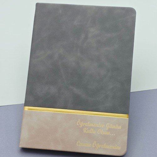 öğretmenler günü hediyeleri arasında en çok tercih edilen baskılı defter modellerindendir. Çizgili sayfa yapısı sayesinde günlük kullanım