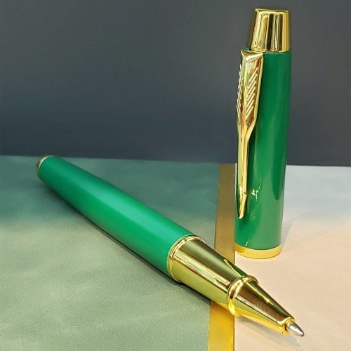 562741433941 4 500x500 1 Yeşil Şeritli Defter Ve Yeşil Metal Kalem Set najmaddin.com özel tasarlanmış yeşil–gold desenli kutusuyla son derece şık ve göz kamaştıran bir hediye setidir. Modern tasarımı