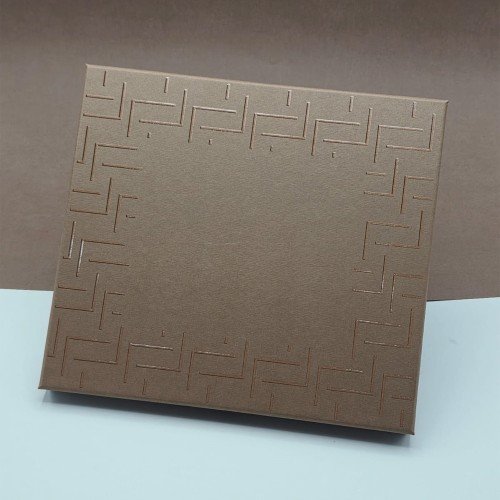 çizgili sayfaları ve ayırıcı ip detayıyla pratik bir kullanım sunar. Defterle uyumlu renklerde tasarlanmış metal roller kalem