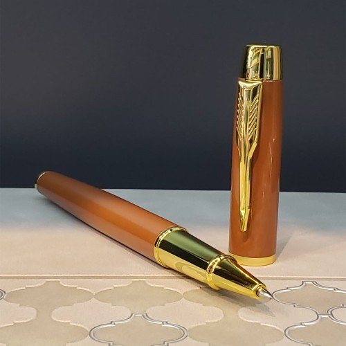 deri desenli VIP defter ve şık metal kalemi ile öğretmenler günü için hazırlanmış en zarif hediye seçeneklerinden biridir. Hem görünümü hem de kullanışlı yapısı sayesinde çocuktan yetişkine herkesin beğeneceği bir set haline gelmiştir.