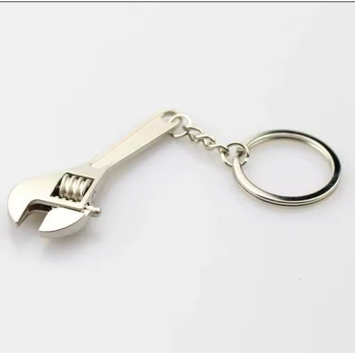 562741434860 1 500x500 1 Fonksiyonel İngiliz Anahtarı Şeklinde Metal Anahtarlık najmaddin.com aynı zamanda hareketli parçalarıyla çalışan minik bir mühendislik harikasıdır. Şık metalik gri rengi ve kaliteli dokusuyla anahtarlarınıza endüstriyel bir tarz katar.Ürün ÖzellikleriGerçekçi Tasarım: Minyatür boyutuna rağmen gerçek bir İngiliz anahtarı formunda tasarlanmıştır.Hareketli Mekanizma: Orta kısmındaki somun (ara vida) döndürülebilir ve anahtarın ağız kısmı ayarlanabilir özelliktedir.Kaliteli İşçilik: Pürüzsüz yüzey işlemesi ve dayanıklı metal yapısı ile uzun ömürlü kullanım sunar.Hafif ve Taşınabilir: Cebinizde veya çantanızda ağırlık yapmaz