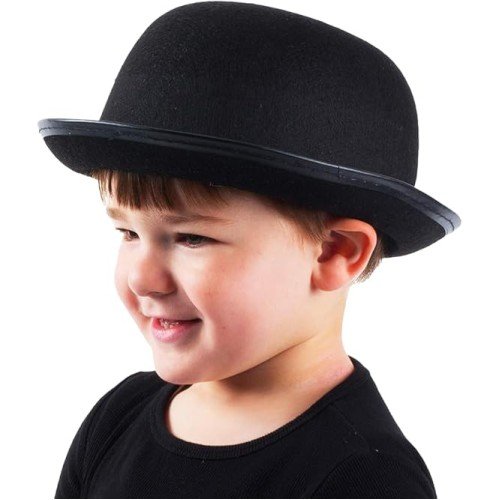 562741435670 3 500x500 1 Charlie Chaplin Stil Çocuk Şapkası – Siyah Melon Parti Şapkası najmaddin.com klasik melon (bowler) formunu çocukların konforuyla birleştirir:İkonik Şarlo Tarzı: Yuvarlak tepesi ve yukarı kıvrık kenarlarıyla Charlie Chaplin’in unutulmaz silüetini birebir yansıtır.Dayanıklı Form: Sertleştirilmiş kumaş/keçe yapısı sayesinde ezilmelere karşı dirençlidir ve baş üzerinde her zaman dik ve düzgün durur.Hafif ve Rahat: Çocukların enerjik hareketlerine uyum sağlayacak kadar hafiftir; oyun veya gösteri boyunca rahatsızlık vermez.Unisex Tasarım: Hem kız hem de erkek çocukların kostümlerine (Smokin
