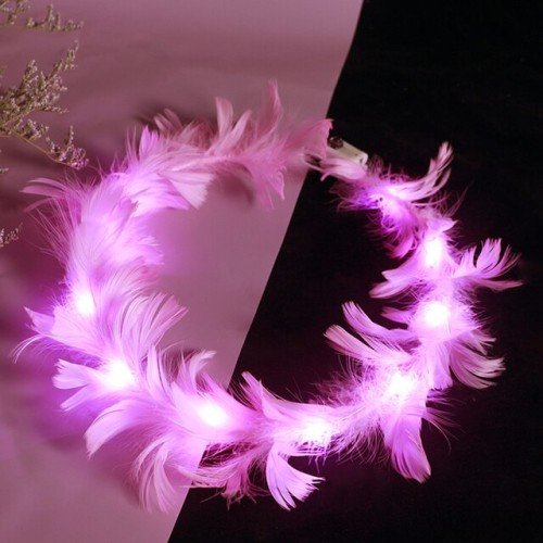 562741435727 3 500x500 1 Led Işıklı Rengarenk Yanan 3 Fonksiyonlu Otrişli Parti Tacı Pembe Renk 12x12 cm najmaddin.com çok renkli (RGB) LED ışıklarla donatılmıştır. Karanlıkta büyüleyici bir gökkuşağı etkisi yaratır.3 Farklı Aydınlatma Modu: Tek bir tuşla modlar arasında geçiş yapabilirsiniz:Sabit Yanma: Kesintisiz ve net bir ışık.Yavaş Flaş: Rahatlatıcı ve ritmik yanıp sönme.Hızlı Flaş: Partinin enerjisine uygun