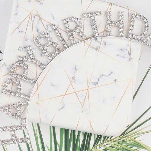 562741435737 3 500x500 1 Gümüş Kristal Taşlı Happy Birthday Doğum Günü Tacı İthal Ürün A Kalite 17x16 cm najmaddin.com paslanmaya karşı dayanıklıdır ve cildinize zarar vermeyen pürüzsüz bir dokuya sahiptir.Zarif Ölçüler: $17 times 16$ cm boyutlarındaki bu taç