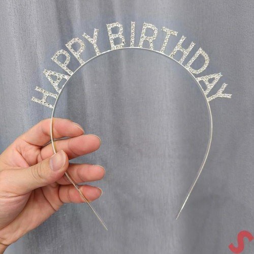 562741435737 4 500x500 1 Gümüş Kristal Taşlı Happy Birthday Doğum Günü Tacı İthal Ürün A Kalite 17x16 cm najmaddin.com birinci sınıf kristal taşlarla donatılmıştır. Taşlar özel bir teknikle işlendiği için düşme yapmaz
