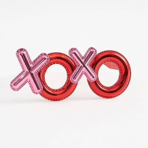 562741435872 2 500x500 1 Kırmızı Renk Xoxo Yazılı Parti Gözlüğü 17x7 cm najmaddin.com "Hugs and Kisses" (Kucaklamalar ve Öpücükler) anlamına gelen ikonik sloganıyla partilerinize romantik ve neşeli bir dokunuş katıyor. Canlı kırmızı rengi ve modern tasarımıyla hem aşk temalı etkinliklerde hem de çılgın partilerde stilinizi tamamlayacak harika bir aksesuar.Ürün Özellikleri ve Avantajlarıİkonik XOXO Tasarımı: Modern tipografisiyle dikkat çeken bu gözlük