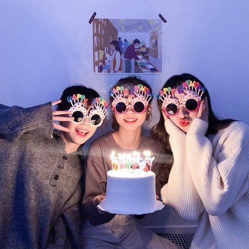 562741435875 3 500x500 1 Happy Birthday Yazılı Pembe Fuşya Renk Parti Gözlüğü 12x7 cm najmaddin.com canlı fuşya pembe rengi ve eğlenceli tasarımıyla kutlamanın odak noktası olmanızı sağlar. Pastanızı üflerken veya arkadaşlarınızla fotoğraf çekilirken stilinizi tamamlayacak en sevimli aksesuardır.Ürün ÖzellikleriCanlı Fuşya Pembe Tasarım: Pembenin en enerjik tonuyla hazırlanan bu gözlük