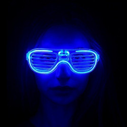 562741435924 3 500x500 1 Mavi Led Işıklı Parti Gözlüğü - Neon Glow Şerit Gözlük 3 Modlu najmaddin.com yılbaşı kutlamaları ve konserler için mükemmel bir tamamlayıcı aksesuardır. Öne Çıkan Özellikler Parlak mavi LED ışık Karanlıkta yüksek görünürlük- 3 Modlu Işık Sistemi Şerit tasarımlı modern görünüm Pil ile çalışan sistem (piller dahildir) Parti