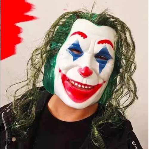 562741436022 2 500x500 1 Joaquin Phoenix Joker Maskesi Yeşil Saçlı najmaddin.com maske ile bütünleşik bir yapıdadır; böylece ekstra peruk kullanımına gerek kalmaz.Dayanıklı Malzeme: Yüksek kaliteli ve dayanıklı PVC plastikten üretilmiştir; kırılmaya karşı dirençli olup formunu uzun süre korur.Evrensel Uyum: Arkasındaki esnek elastik bant sayesinde farklı kafa yapılarına kolayca uyum sağlar ve hareket halindeyken kayma yapmaz.Neden Bu Maskeyi Seçmelisiniz?Hızlı ve Etkili Dönüşüm: Karmaşık yüz boyama işlemleriyle uğraşmadan