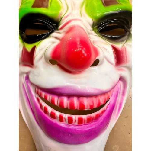 562741436025 3 500x500 1 Delirten Gülüş Psikopat Palyaço Temalı Joker Maskesi najmaddin.com kan kırmızısı dudaklar ve bembeyaz yüz tonu ile karanlık ortamlarda bile yüksek fark edilirlik sağlar.Hafif ve Ergonomik Yapı: Kaliteli ve hafif plastik materyalden üretilmiştir; uzun süreli etkinliklerde yüzünüzde ağırlık yapmaz ve cildinizi yormaz.Pratik Kullanım: Arka kısmında bulunan elastik kayış sayesinde saniyeler içinde takılıp çıkarılabilir ve her kafa yapısına kolayca uyum sağlar.Neden Bu Maskeyi Seçmelisiniz?Anında Karakter Dönüşümü: Karmaşık makyajlarla uğraşmanıza gerek kalmadan profesyonel bir Joker görünümü elde etmenizi sağlar.Unisex ve Her Yaşa Uygun: Esnek yapısı ve geniş tasarımı sayesinde hem çocuklar hem de yetişkinler için mükemmel bir uyum sunar.Unutulmaz Fotoğraflar: Kostüm partilerinde ve konsept çekimlerde