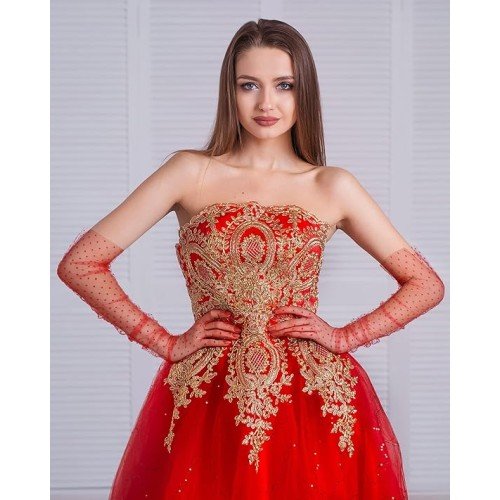 klasik "vintage" stilini modern ve cesur bir dokunuşla birleştiriyor. Dirseğe kadar uzanan formu ve üzerindeki zarif puantiye detaylarıyla