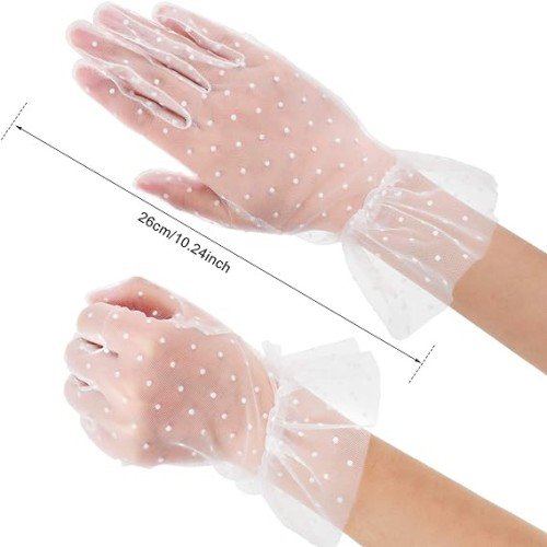 562741436288 4 500x500 1 Kısa Boy Güpürlü Beyaz Puantiyeli Tül Eldiven Beyaz Renk najmaddin.com ister bir çay partisinde zarafetinizi konuşturun; bu eldivenler sizi saniyeler içinde bir dönem filmi yıldızına dönüştürecek.Ürün Özellikleri ve AvantajlarıKaliteli İthal Tül: Yüksek kaliteli ve esnek tül malzemeden üretilmiştir. Teninize yumuşak bir temas sağlar ve pürüzsüz bir görünüm sunar.Zarif Puantiye Detayları: Tül üzerindeki minik beyaz puantiyeler