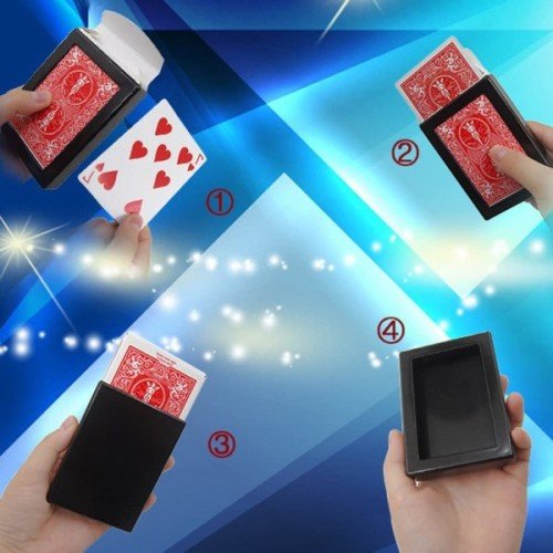 562741436313 3 500x500 1 Sihirli Kaybolan Deste Oyun Kağıdı İlizyon Oyunu Kaybolan Kart najmaddin.com hem çocuklar hem de sihirbazlığa yeni başlayanlar için uygundur. Düzenli pratik yapıldığında son derece etkileyici sonuçlar elde edilebilir. İzleyicilerle etkileşim kurarak ve doğal hareketlerle sunulduğunda numaranın etkisi daha da artar. Farklı hikâyeler ve mizahi anlatımlar eklenerek aynı ilizyon her seferinde daha ilgi çekici hale getirilebilir.
