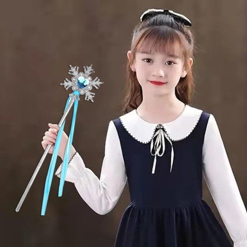 562741436427 3 500x500 1 Kar Taneli Mavi Kalp Taşlı Saten Kurdeleli Karlar Ülkesi Elsa Asası Sopası 34 cm najmaddin.com mavi rengi ve kar tanesi detaylarıyla dikkat çeker.Karlar Ülkesi Elsa Asası 34 cm uzunluğundaki ideal boyutu sayesinde çocukların rahatça kavrayıp oyun oynayabilmesine olanak tanır. Ucunda yer alan mavi kalp taşı Elsa’nın buz büyülerini simgelerken