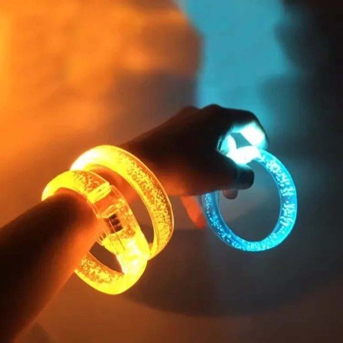 enerjik rengi ve modern tasarımıyla kutlamalarınıza dinamizm katar. Şeffaf gövde içindeki mikro baloncuklar sayesinde turuncu ışığı kristal bir parlaklıkla yansıtırken