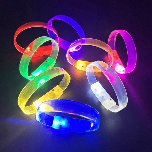 562741436523 4 500x500 1 3 Modlu Pilli LED Işıklı Esnek Parti Bilekliği Beyaz najmaddin.com konser ve özel etkinliklerde şık ve dikkat çekici bir görünüm sunan eğlenceli bir aksesuardır. Parlak beyaz LED ışığı sayesinde karanlık ortamlarda net ve etkileyici bir ışık yayar.LED Işıklı Esnek Parti Bilekliği esnek yapısı sayesinde her bilek ölçüsüne kolayca uyum sağlar. Hafif ve rahat tasarımı ile uzun süreli kullanımlarda konfor sunar.3 Modlu LED Parti Bilekliği yanıp sönme