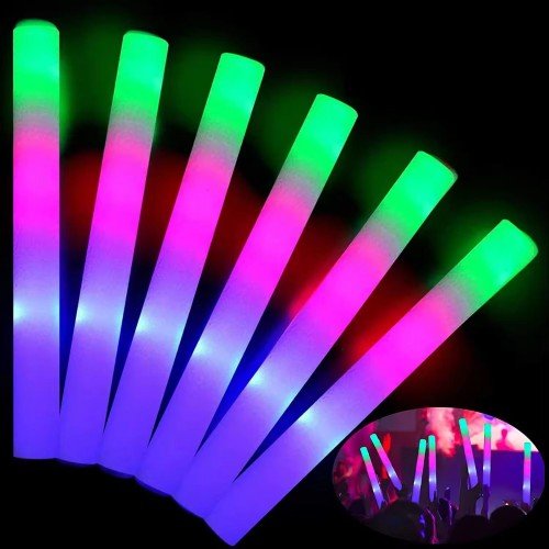 562741436529 4 500x500 1 Led Işıklı ( 6 Adet ) 3 Modlu Kauçuk Işıklı Sünger Parti Çubuk Sopa - 46 cm najmaddin.com bu da onu çocuk partilerinden yetişkin festivallerine kadar en güvenli ve en dinamik aksesuar yapar.Öne Çıkan Özellikler ve Işık Modları3 Farklı Aydınlatma Fonksiyonu: Tek bir tuşla gecenin hızını belirleyin:Hızlı Flaş: Adrenalinin yükseldiği