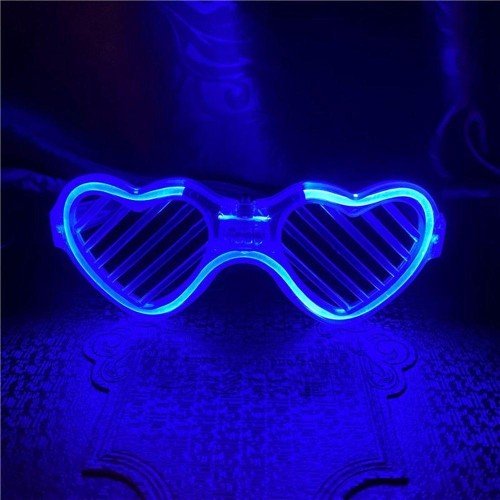 562741436539 3 500x500 1 Mavi LED Işıklı Kalp Gözlük – 3 Modlu Parti & Glow Gözlüğü najmaddin.com parlak ve modern bir "neon" etkisi.Yavaş Flaş: Gizemli ve ritmik bir ışık dalgalanması.Hızlı Flaş: Enerjinin tavan yaptığı anlar için yüksek tempolu çakarlı mod.Serin ve Etkileyici Mavi Işık: Diğer renklerin aksine mavi