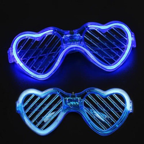 562741436539 4 500x500 1 Mavi LED Işıklı Kalp Gözlük – 3 Modlu Parti & Glow Gözlüğü najmaddin.com modern "Cyber" estetiği ile ikonik kalp formunu bir araya getiriyor. Kristal mavi LED ışıkları sayesinde karanlıkta adeta bir neon tabela gibi parlarken