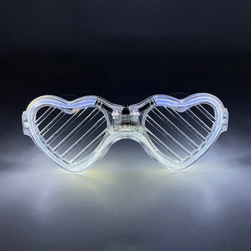 562741436540 3 500x500 1 Beyaz LED Işıklı Kalp Gözlük – 3 Modlu Parti & Glow Gözlüğü najmaddin.com hem romantik hem de eğlenceli bir duruş sergileyen estetik kalp formu.Güçlü Beyaz Glow Efekti: Işığın az olduğu ortamlarda kristal netliğinde bir parlama sağlar; özellikle düğün çekimlerinde ve neon partilerde büyüleyici bir görünüm sunar.Hafif ve Ergonomik: Uzun süreli kullanımlar için özel olarak tasarlanmıştır; başı sıkmaz