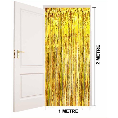 562741436575 4 500x500 1 Altın Gold Renk Ekstra Metalize Parlak Saçaklı Arka Fon Perde İthal A Kalite 1x2 Metre najmaddin.com pencere önlerine veya duvar panellerine tam uyum sağlar. Yan yana birkaç adet kullanarak devasa bir fon duvarı oluşturabilirsiniz.Kendinden Yapışkanlı Pratik Kurulum: Üst kısmında bulunan çift taraflı bant sayesinde çivi veya ekstra bant gerektirmeden saniyeler içinde dilediğiniz yüzeye sabitlenir.Dayanıklı ve Yeniden Kullanılabilir: Sağlam yapısı sayesinde etkinlik bitiminde dikkatlice katlanıp bir sonraki kutlama için saklanabilir.Kullanım AlanlarıNişan