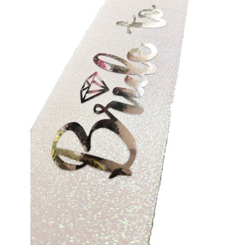 562741436619 3 500x500 1 Beyaz Üzeri Gümüş İtalik Alyanslı Bride To Be Yazılı Simli Işıltılı Kuşak Kemer 10 cm Genişlik najmaddin.com sıradan aksesuarlardan farklı olarak lüks dokusu ve özel alyans detayıyla öne çıkar. Bekarlığa veda partinizde