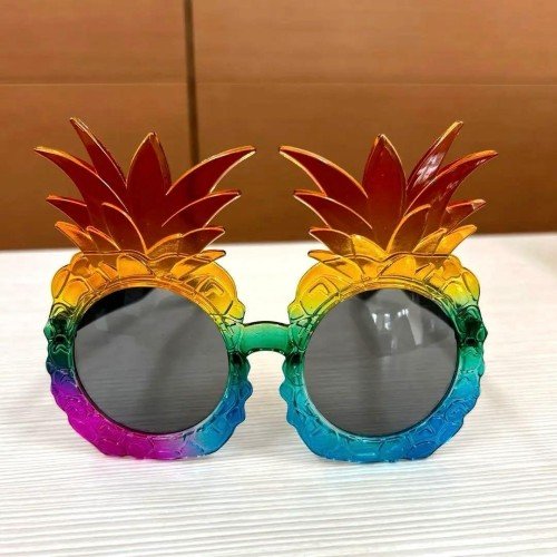 562741436695 2 500x500 1 Tropikal Ananas Tasarımlı Renkli Hawaii Parti Gözlüğü najmaddin.com güneşlenirken veya şakalaşırken varlığını hissettirmeyecek kadar hafif materyallerden üretilmiştir.Geniş Görüş Alanı: Eğlenceli tasarımı görüş açınızı kısıtlamaz