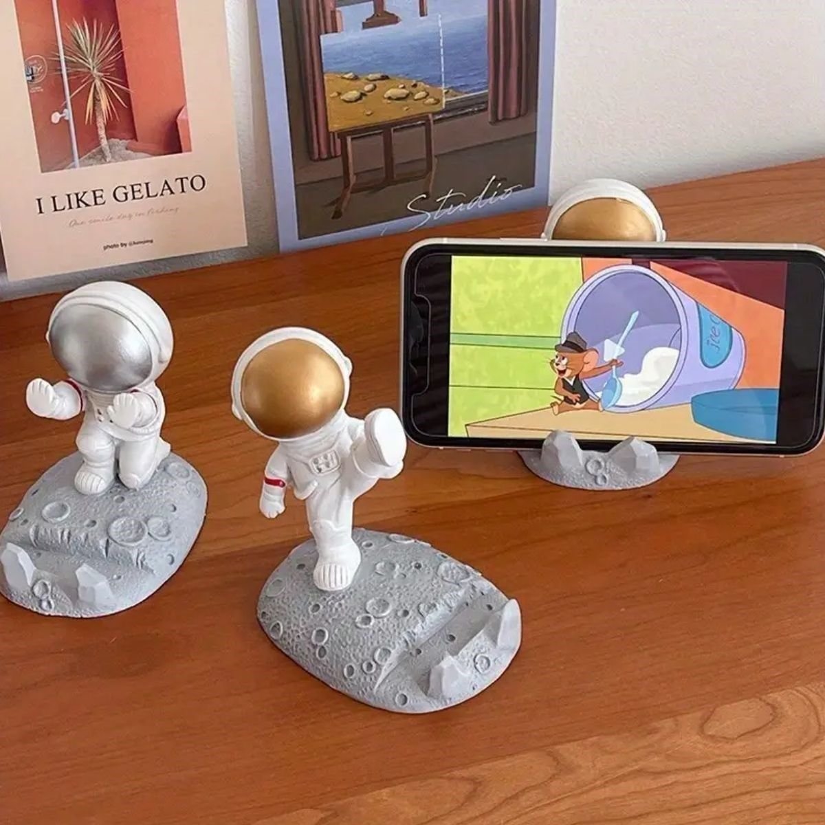 8954d20ef380444e84a735b04b7329ed 700x700 Mini Astronot Model Telefon ve Tablet Tutucu Standı najmaddin.com Mini Astronot Model Telefon ve Tablet Tutucu Standı - Görsel 2