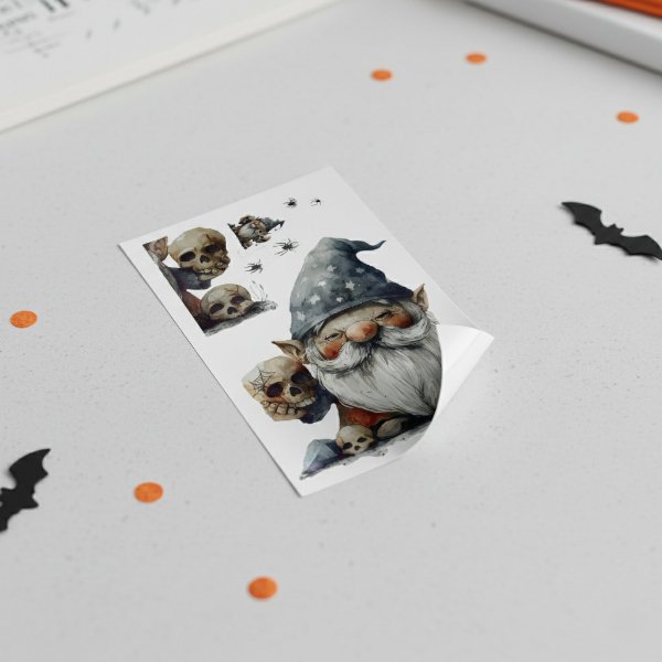 SHT55790 Cuce 1 Gotik Cüce Ve Kafatası Duvar Sticker Seti najmaddin.com mekanlarınıza cesur ve farklı bir atmosfer katmak isteyenler için mükemmel bir dekoratif üründür. Gotik tarzda tasarlanmış cüce figürü