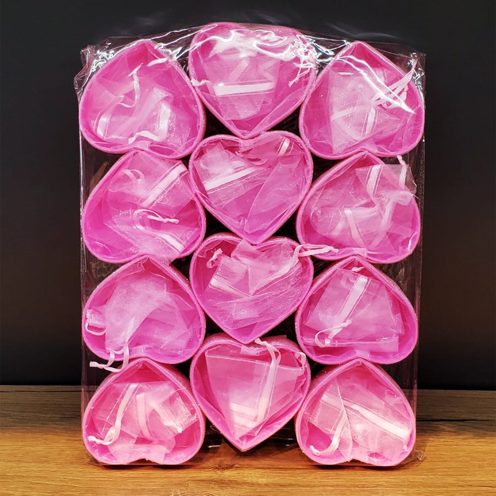 SHT94532 24242451607 2 700x700 Pembe Kalpli Tül Kese najmaddin.com dayanıklı plastikten yapılmış pembe kalp kutu ile birlikte sunulmaktadır. Kalp kutunun üzerindeki simli detaylar
