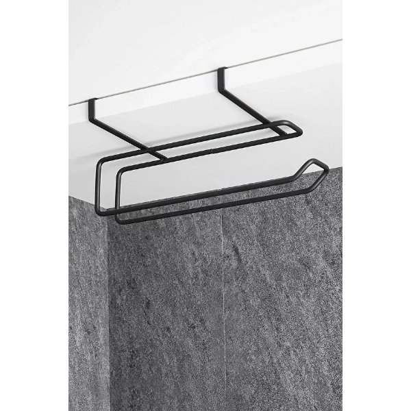 SHT95177 1 Org Zoom 1 Siyah Dolap İçi Kağıt Havluluk Askı najmaddin.com modern tasarımı ve fonksiyonelliği ile mutfaklarda pratik kullanım sunar. 28 x 13 cm ölçüleri sayesinde küçük alanlarda bile rahatça kullanılabilir. Metal malzemeden üretilmiş olup sağlam yapısıyla uzun ömürlüdür. Sık kullanıma karşı dayanıklıdır ve formunu korur. Dolap içi veya altına kolayca monte edilerek kağıt havlularınızı düzenli ve erişilebilir bir şekilde saklamanıza yardımcı olur. Nemli bir bez ile silinerek kolayca temizlenebilir