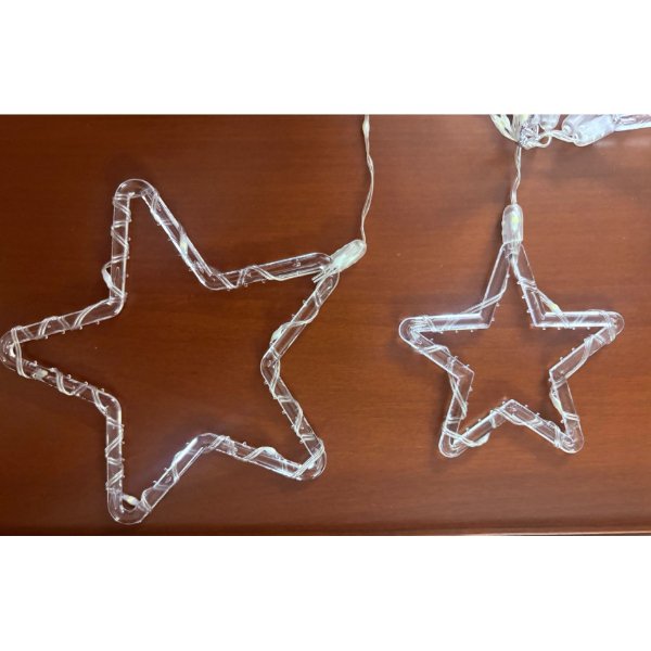 SHT95905 Yildizperde Yıldız Perde Led 10 Saçaklı najmaddin.com sıcak ışığı ve zarif yıldız figürleriyle iç ve dış mekân dekorasyonlarında büyüleyici bir atmosfer oluşturmak için tasarlanmıştır. Toplamda 10 saçaktan oluşan bu modelde 5 büyük ve 5 küçük yıldız bulunur. Sıcak sarı LED aydınlatması perde