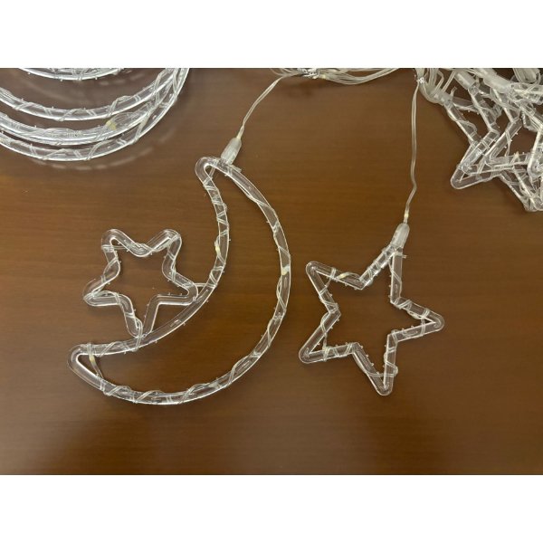SHT95906 Ayyildiz Ay Yıldız Perde Led 10 Saçaklı najmaddin.com sıcak ışığıyla bulunduğu ortama anında romantik ve etkileyici bir ambiyans kazandırmak üzere tasarlanmıştır. Toplam 10 saçaktan oluşan bu modelde 5 ay ve 5 yıldız figürü yan yana dizilerek dekorasyonunuza zarif ve şık bir görünüm sağlar. Sıcak sarı LED aydınlatması; pencere
